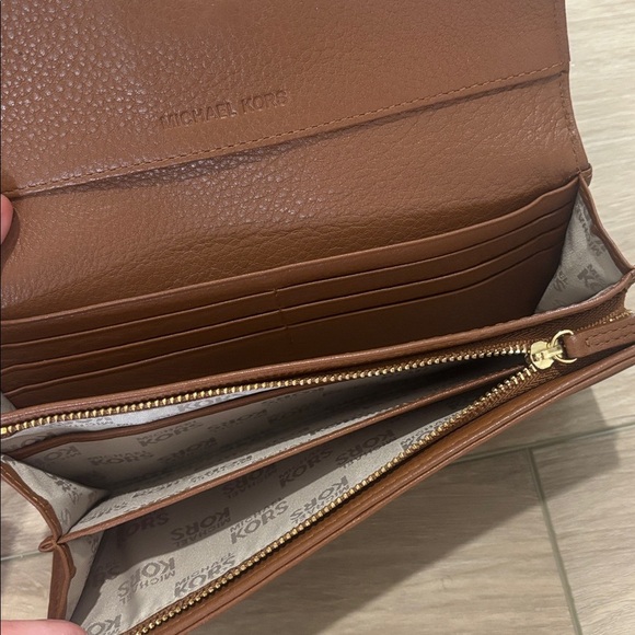Michael Kors Brown Jet Set Slim Flap Wallet - Picture 4 of 8